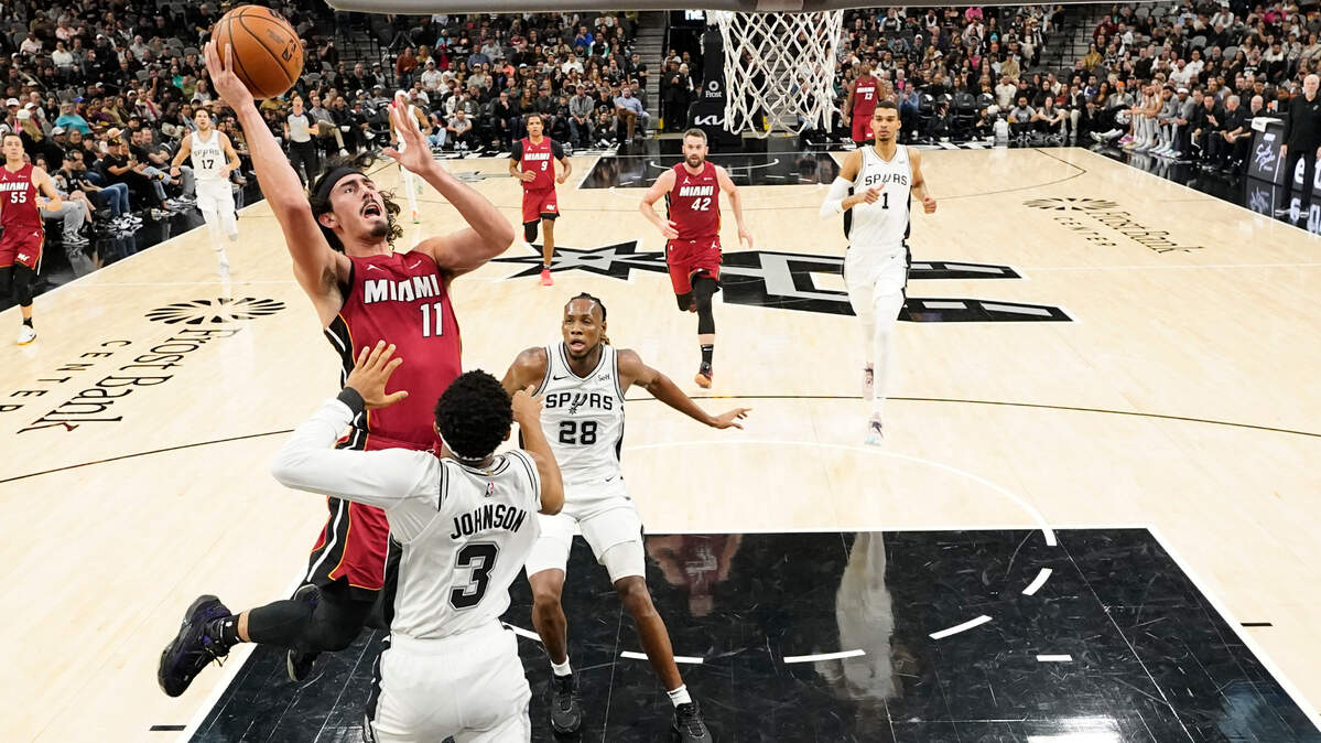 El jugador del Heat de Miami Jaime Jáquez Jr. (11) entra al aro ante la marca de Keldon Johnson, de los Spurs, en el partido celebrado el 12 de noviembre de 2023 en San Antonio.