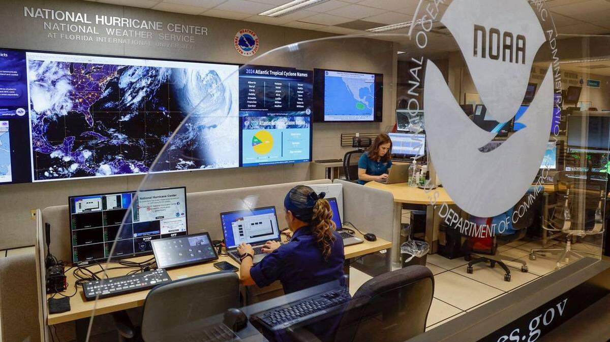 Empleados del centro de operaciones del Centro Nacional de Huracanes (NHC) en Miami, Florida el viernes, 31 de mayo de 2024.