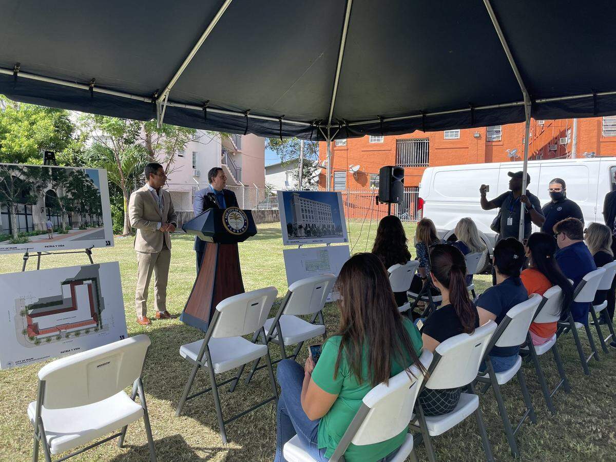 Francis Suárez, alcalde de la ciudad de Miami, y el comisionado Joe Carollo anunciaron la construcción de un edificio de apartamentos para venta a precio asequible, Patria y Vida.