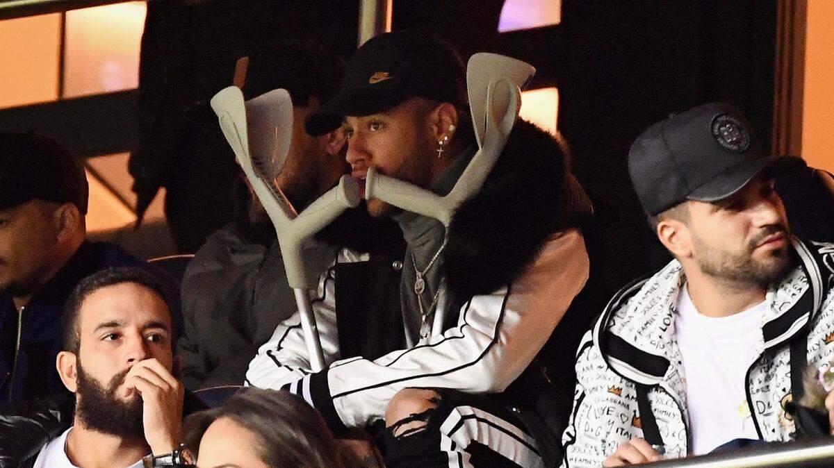 La estrella del Paris Saint-Germain Neymar (centro) mira el juego contra el Girondins de Bordeaux en la liga francesa, el 9 de febrero de 2019 en París, Francia.
