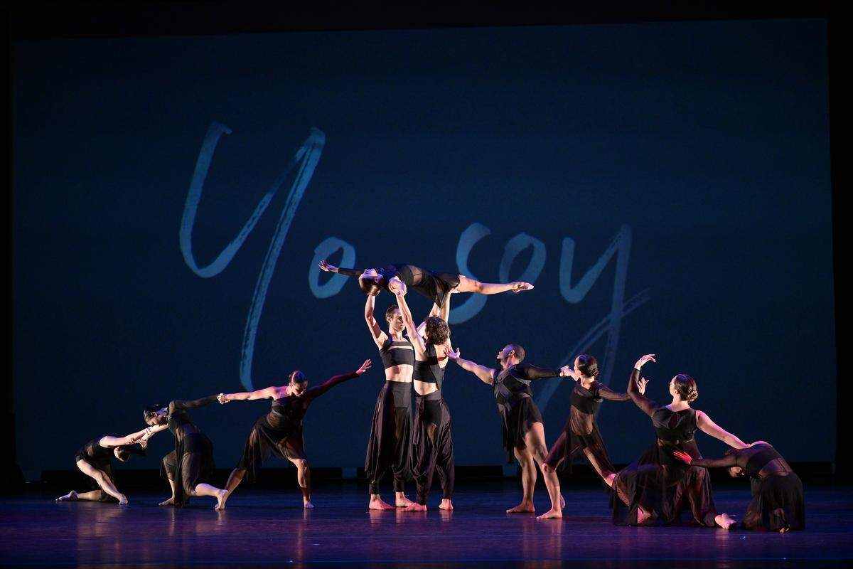 Los bailarines de Dance NOW! Miami en “Puentes NO Muros”, de Hannah Baumgarten y Diego Salterini.