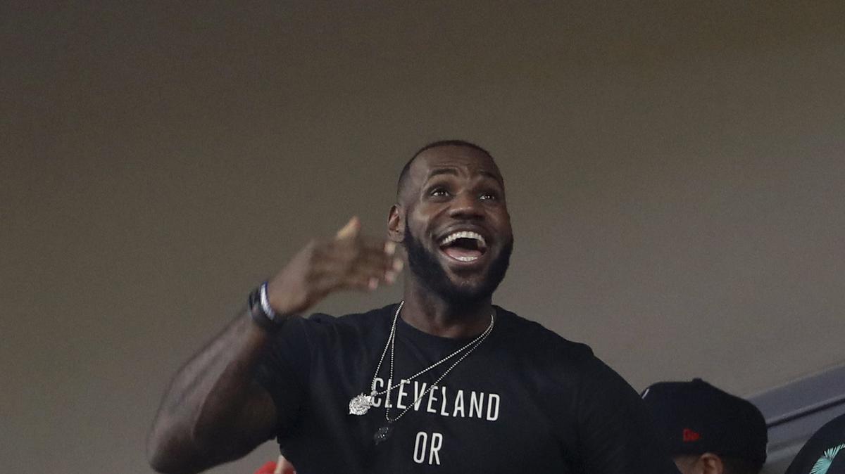 LeBron James mira un partido de béisbol entre los Indios y los Cachorros, el 2 de noviembre de 2016.