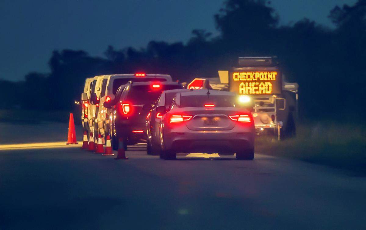Una caravana de tres camionetas Ford blancas, seguida de varios sedanes y otros vehículos, llega a la cárcel de inmigrantes Alligator Alcatraz, ubicado en el sitio del Aeropuerto de Entrenamiento y Transición Dade-Collier en Ochopee, Florida, el miércoles 2 de julio de 2025.
