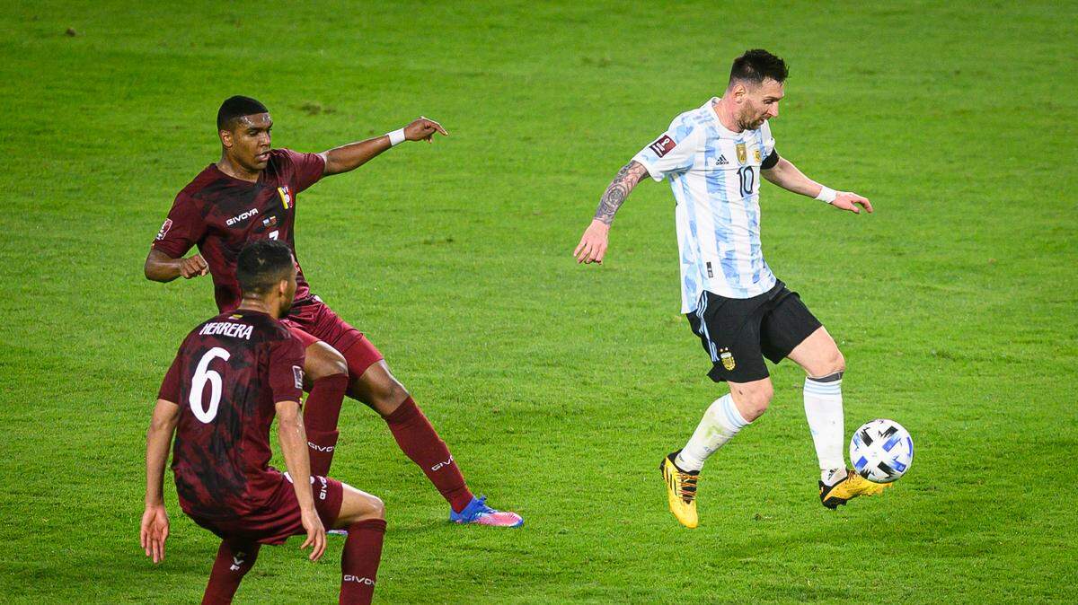 Con 38 años de edad, Lionel Messi (der.) jugará el jueves 4 de septiembre ante Venezuela su último encuentro oficial en suelo argentino, lo que pone un condimento especial al choque ante la Vinotinto.