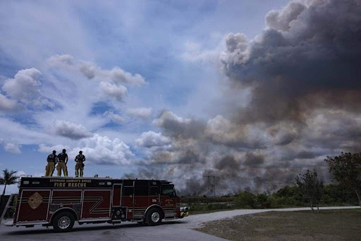 El equipo de rescate y extinción de incendios del Departamento de Policía de Broward monitorea un incendio forestal que arde al oeste de Weston, adentrándose en los Everglades, el lunes 11 de mayo de 2026, visto desde el Everglades Holiday Park, Florida.