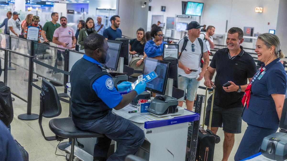 Agentes de la TSA verifican documentos de viajeros en el Aeropuerto Internacional de Miami el miércoles 7 de mayo de 2025, cuando entró en vigor la norma REAL ID.