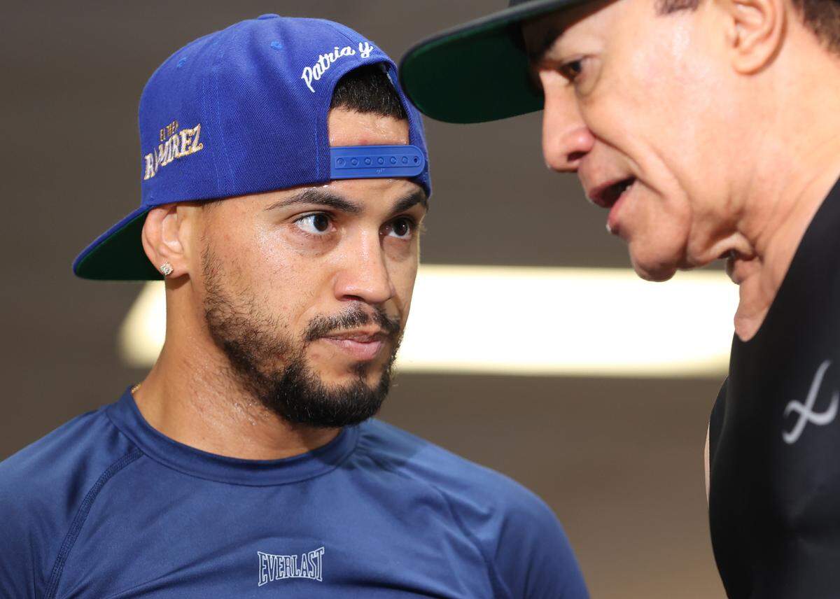 El cienfueguero Robeisy Ramírez escucha a su maestro Ismael Salas, el lunes 10 de abril en Las Vegas.