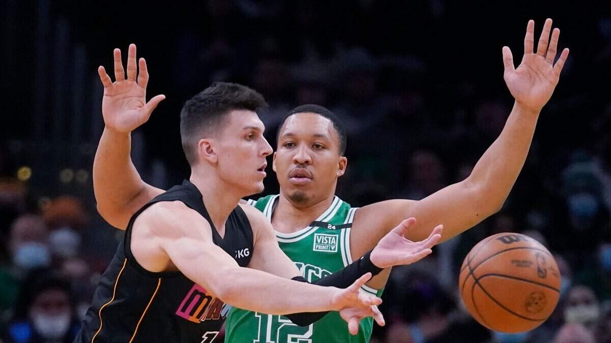 El jugador del Heat Tyler Herro (izq.) pasa la pelota ante la marca de Grant Williams, de los Celtics de Boston, en el partido celebrado el 31 de enero de 2022 en Boston.