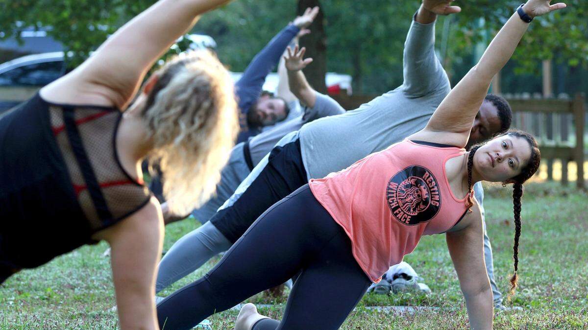 Yoga suave para tiempos terribles, gratis. Ejercicios sencillos y accesibles para todos los cuerpos, mentes y espíritus: respiración, estiramientos y meditación guiada. No se requiere experiencia. Online.