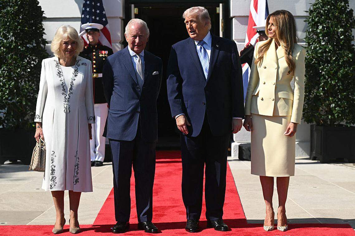El presidente de Estados Unidos, Donald Trump (C/D), y la primera dama Melania Trump (D) saludan al rey Carlos III de Gran Bretaña y a la reina Camila de Gran Bretaña a su llegada al pórtico sur de la Casa Blanca en Washington, DC, el lunes 27 de abril de 2026.