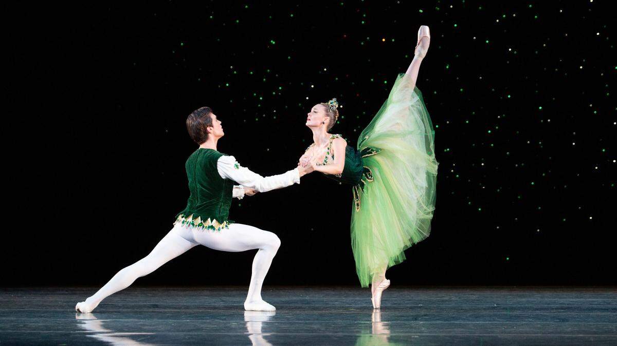 Hannah Fischer, aquí con Steven Loch, en la sección “Emeralds” del ballet “Jewels”, coreografía de George Balanchine.