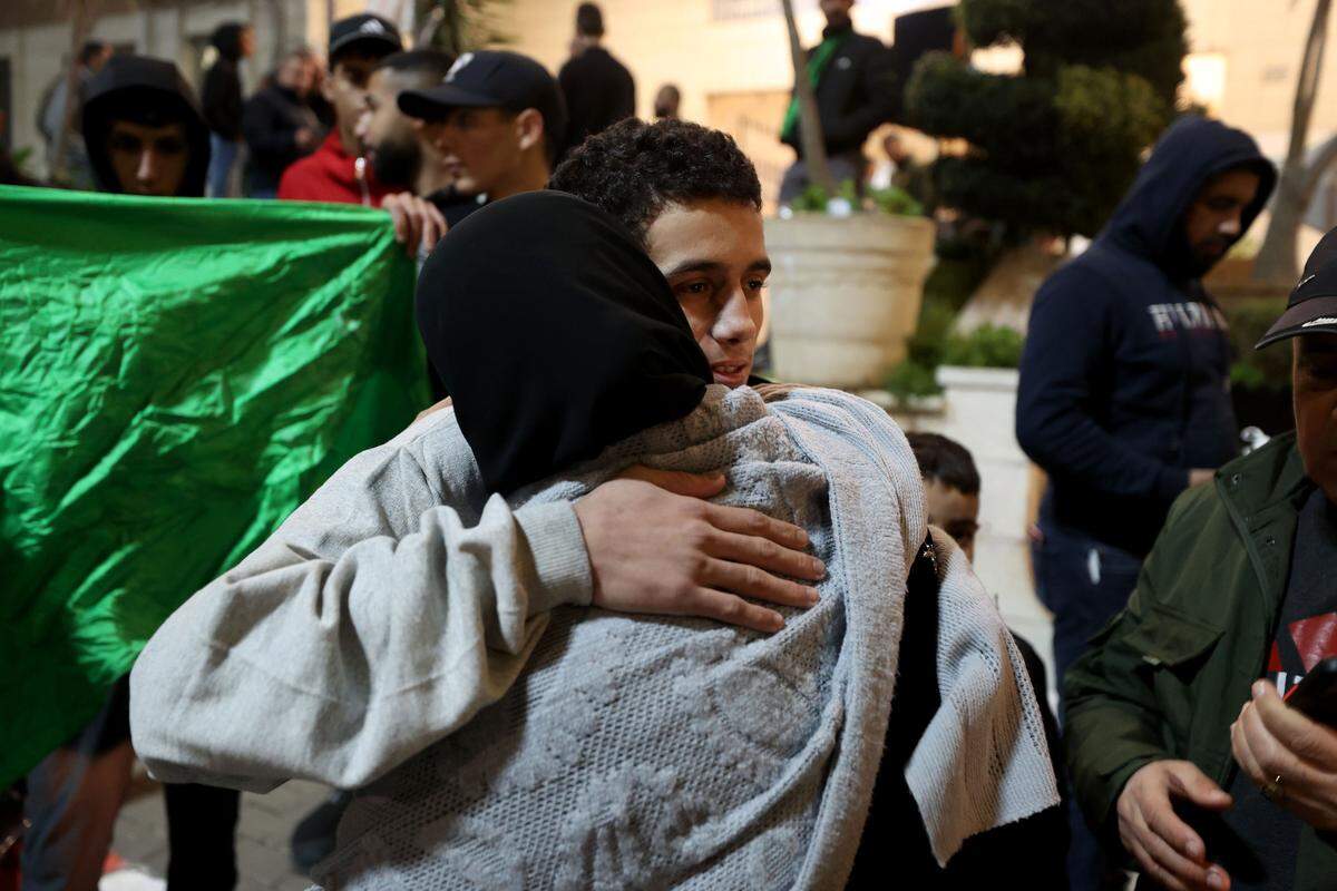 Un palestino liberado se abraza con un familiar en Al Bireh, ciudad de Cisjordania, el domingo 26 de noviembre de 2023. El joven fue entregado después que Hamás liberó a un tercer grupo de rehenes el domingo.