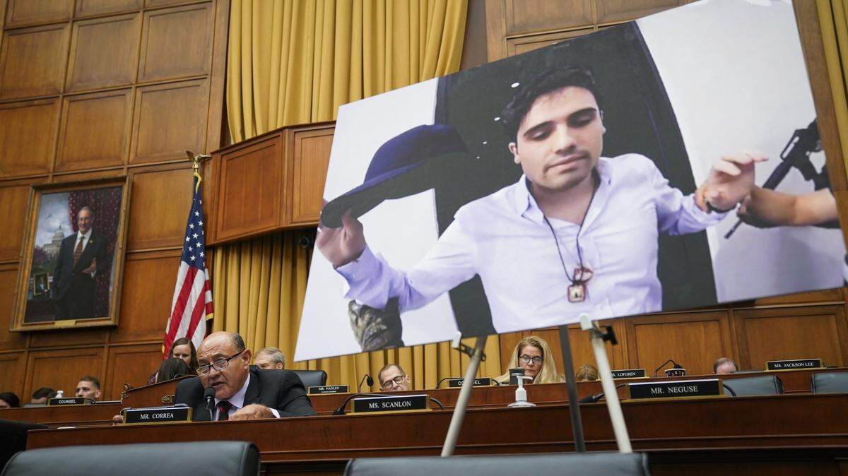 Fotografía de archivo del 20 de septiembre de 2025, que muestra al congresista Lou Correa (demócrata por California) mostrando una fotografía de Ovidio Guzmán López, hijo del exlíder del cártel de Sinaloa, Joaquín “El Chapo” Guzmán, quien fue extraditado a Estados Unidos desde México, durante el cuestionamiento del fiscal general de Estados Unidos, Merrick Garland.