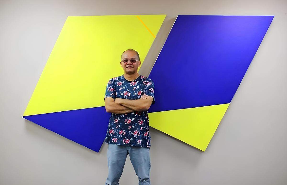 El artista Rafael Montilla frente a la obra ‘Queen Moremi’, de la serie ‘African Queen’.