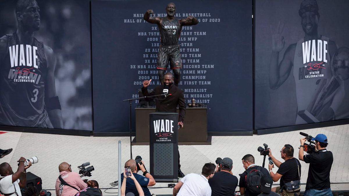 El exjugador del Heat Dwyane Wade habla tras develarse una estatua suya en frente del Kaseya Center, el 27 de octubre de 2024 en Miami.
