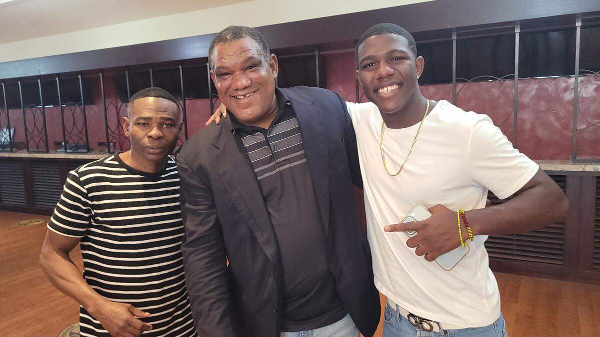 GUILLERMO RIGONDEAUX junto al entrenador Ramón Garbey (centro) y el prospecto Adlay Rodríguez.