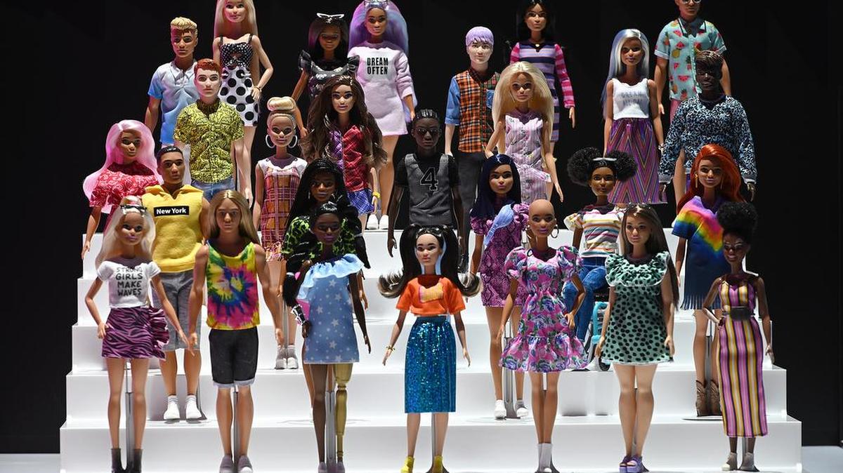 Exhibición de diversas muñecas Barbie vistas en el pabellón Mattel durante la Feria anual del Juguete de Nueva York 2020.
