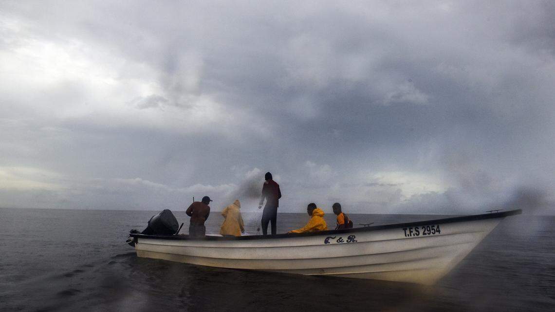 Varios pescadores en una embarcación el 12 de julio del 2018, en aguas donde piratas venezolanos han robado a algunos y matado a otros. Muchos pescados han quedado afectado por las actividades de piratería en aguas cerca de Venezuela y Trinidad.