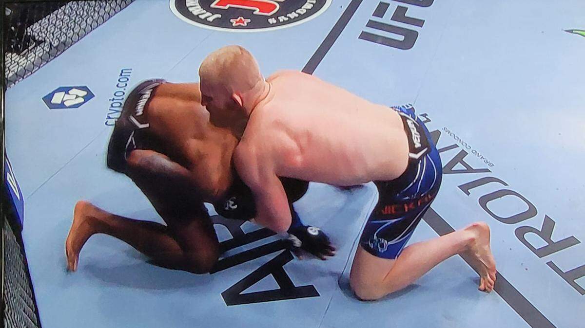 Bo Nickal (4-0) necesitó poco menos de tres minutos para plantar bandera en su primer combate en la UFC, sometiendo a Jamie Pickett por estrangulamiento de triángulo.