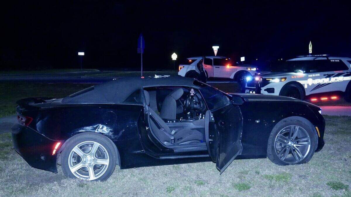 La policía de Port St. Lucie arrestó a un adolescente de Hollywood, Broward, espués de que perdió el control de su chevrolet camaro participando en una “toma de calle”.