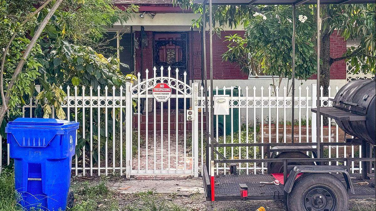La casa donde ocurrió un ataque fatal de perros la madrugada del domingo se ve en 812 NW 67th St. en Miami, Florida, el 5 de octubre de 2025.