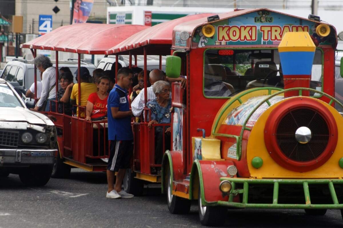 En Maracaibo, Venezuela, los trabajadores recurren a todo tipo de medios, como este tren para niños, para desplazarse de un lugar a otro.