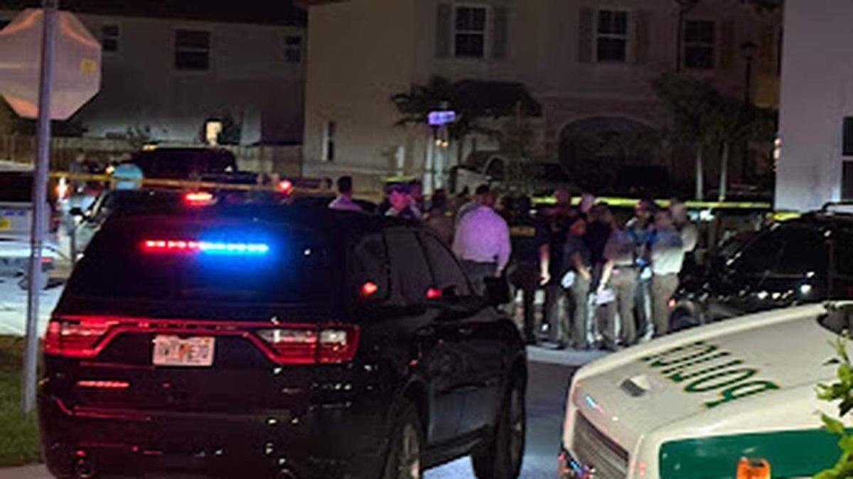 Agentes y detectives del condado de Miami-Dade se reunieron en Homestead la noche del lunes. La policía informó que uno o más de sus agentes abrieron fuego contra una persona.