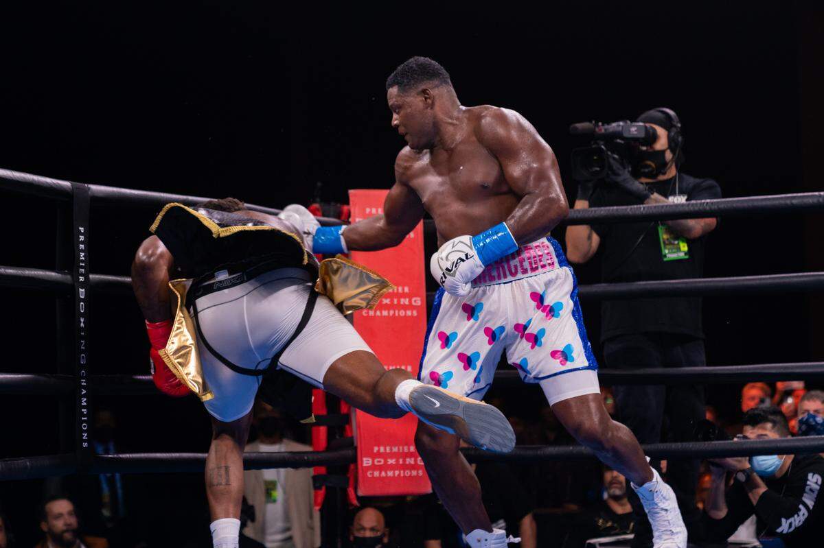 Luis Ortiz (der.) se lesionó la mano izquierda en el combate del sábado pasado en el Seminole Hotel y Casino de Hollywood, Florida, cuando superó por nocaut en el sexto round a Charles Martin en el choque estelar de una cartelera de Premier Boxing Champions.