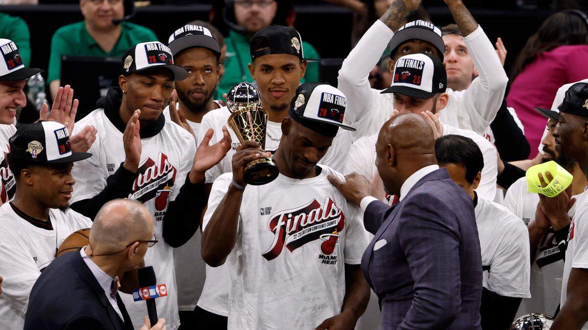 El jugador del Heat Jimmy Butler (centro) celebra tras ser designado el Jugador Más Valioso de las Finales de la Conferencia Este, el 29 de mayo de 2023 en Boston.