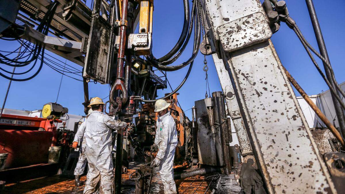 Foto de archivo del 5 de diciembre de 2022 de un pozo petrolero en Newcastle, Oklahoma. La aplicación de un impuesto a la extracción de combustibles fósiles sumaría $720,000 millones en 2030 y ayudaría a contrarrestar los efectos del cambio climático, de acuerdo a un informe publicado el lunes 29 de mayo de 2024.