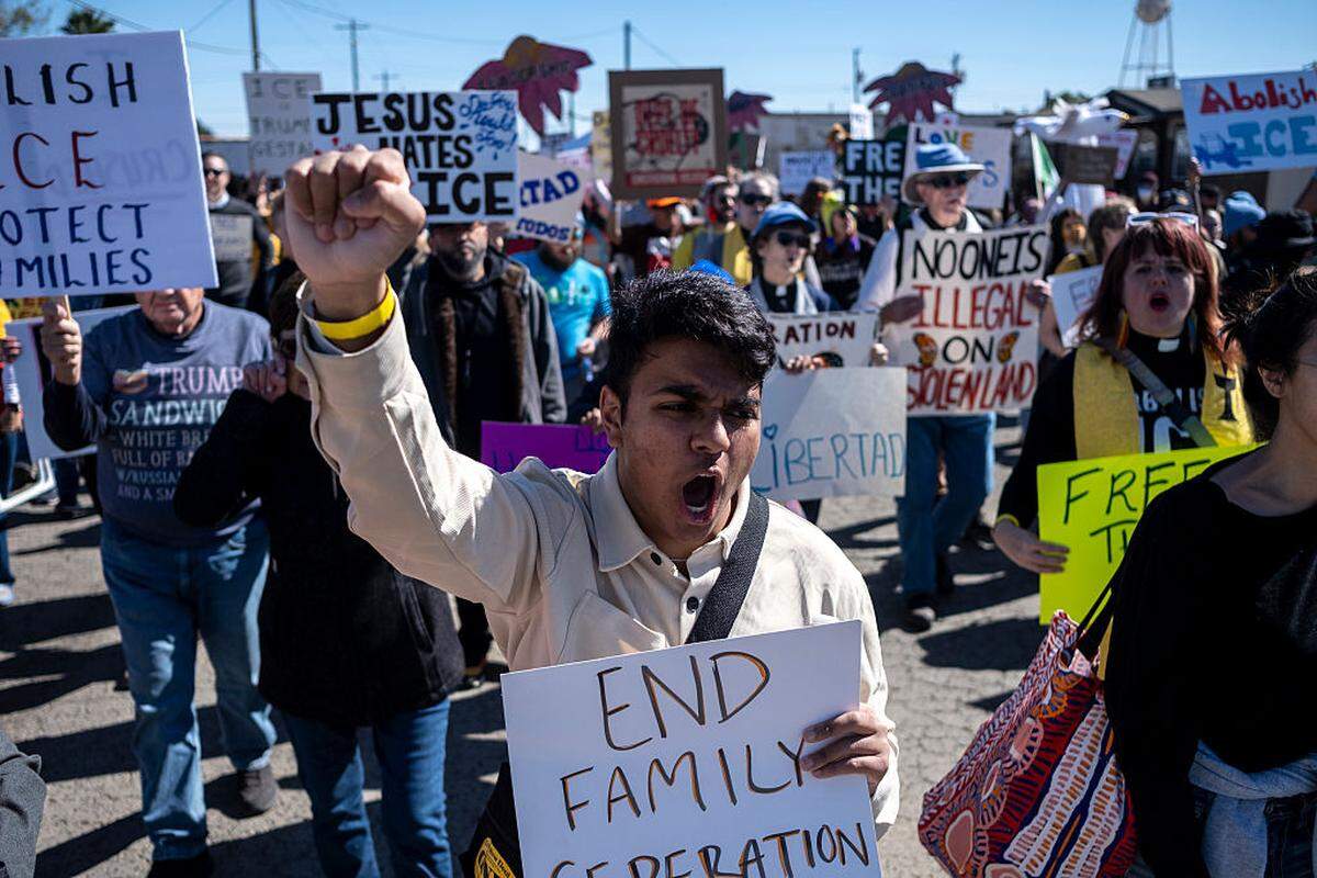 Ayaan Moledina protesta contra el Servicio de Inmigración y Control de Aduanas mientras marchan hacia el Centro Residencial Familiar del Sur de Texas el 28 de enero de 2026 en Dilley, Texas.