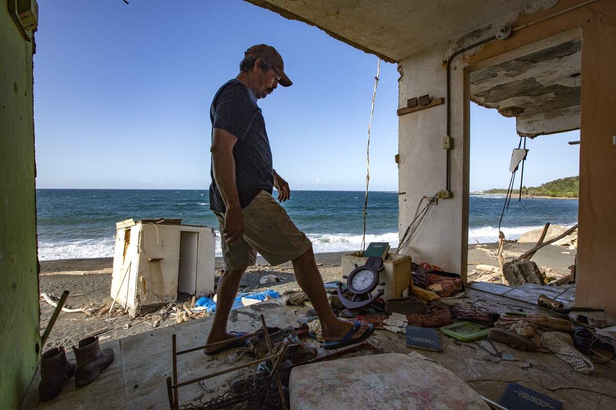 El mar barrió la casa de Rafael Rosario Quintero, de 70 años, quien vive en La Boca, en Barceloneta, Puerto Rico. En esta imagen se ve a Quintero caminando entre los escombros que todavía están en lo que era su habitación.