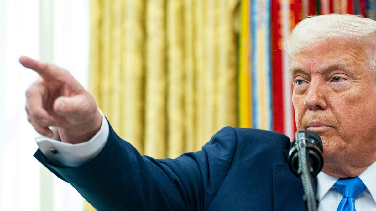 El presidente Donald Trump ha dicho que está “muy enojado” con el gobernante ruso Vladimir Putin por cuestionar el liderazgo del presidente de Ucrania, y amenaza a Rusia con más aranceles. En la foto, Trump responde preguntas en la Casa Blanca, el jueves 28 de marzo de 2025.