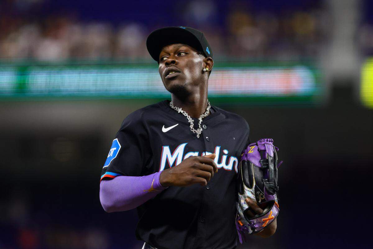 El jardinero central de los Miami Marlins, Jazz Chisholm Jr. (2), mira contra los Medias Blancas de Chicago durante la primera entrada en LoanDepot Park, el 5 de julio de 2024; Miami, Florida, Estados Unidos. Crédito obligatorio: Sam Navarro-USA TODAY Deportes