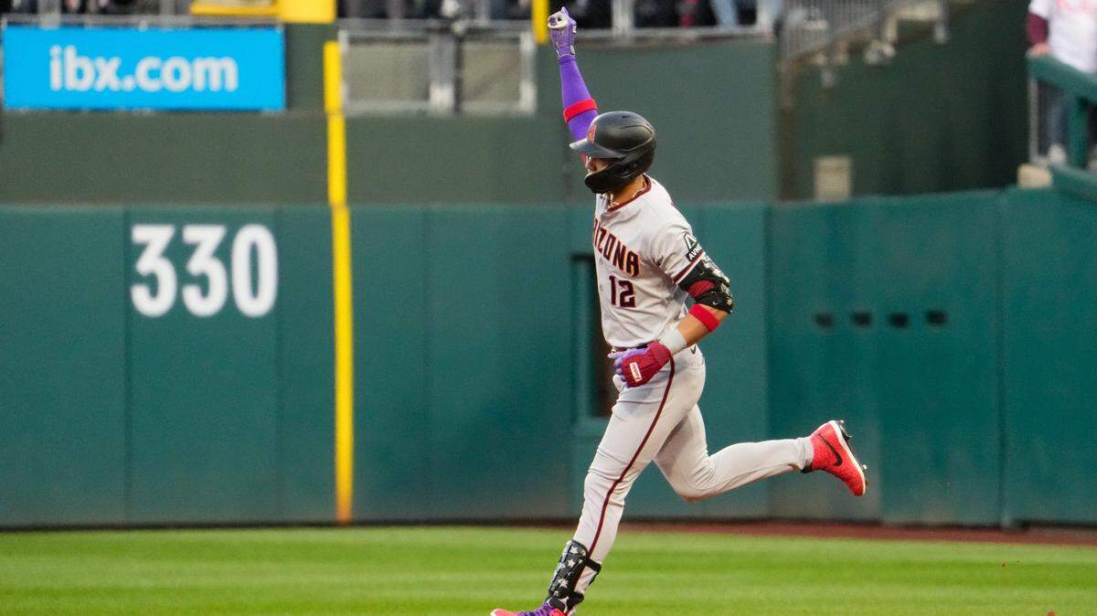 El jardinero de los Diamondbacks de Arizona Lourdes Gurriel Jr. recorre las bases tras pegar un jonrón en el segundo inning ante los Filis, en el sexto partido de la Serie de Campeonato de la Liga Nacional celebrado el 23 de octubre de 2023 en Filadelfia.