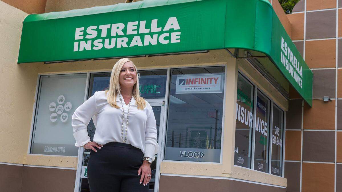 La agente de seguros Yesenia Flores, frente a su oficina de Hialeah, es propietaria de cinco franquicias de Estrella Insurance. Este es un modelo de negocio que considera que tiene muchos beneficios, entre ellos el reconocimiento y prestigio de la compañía.