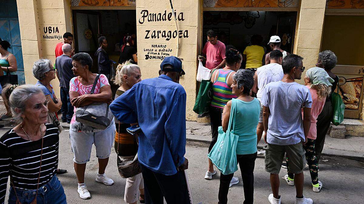 Cubanos hacen fila para comprar en una panadería en La Habana tras un apagón, el jueves 5 de marzo de 2026.