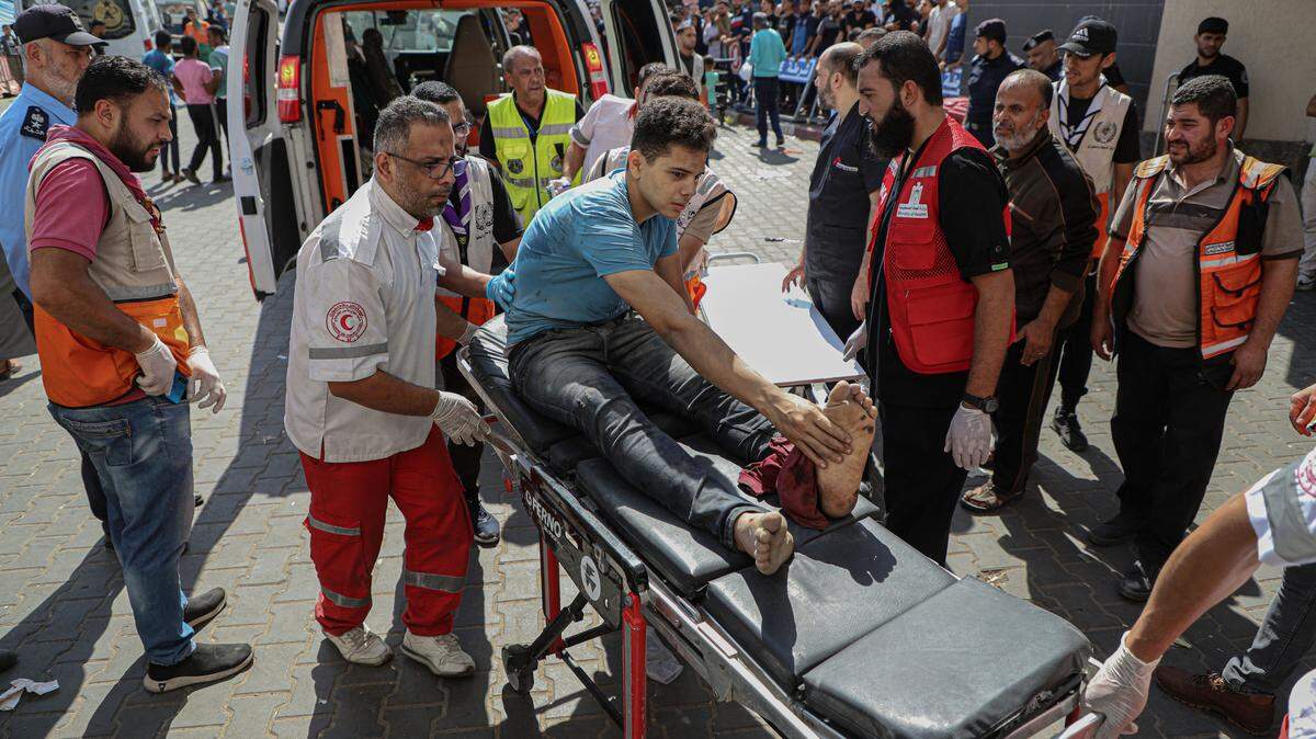 EL PERSONAL médico traslada a un hombre herido a un hospital después de los ataques aéreos israelíes en la ciudad de Gaza, 17 de octubre de 2023. (Photo by Rizek Abdeljawad/Xinhua) (Photo by Xinhua/Sipa USA)