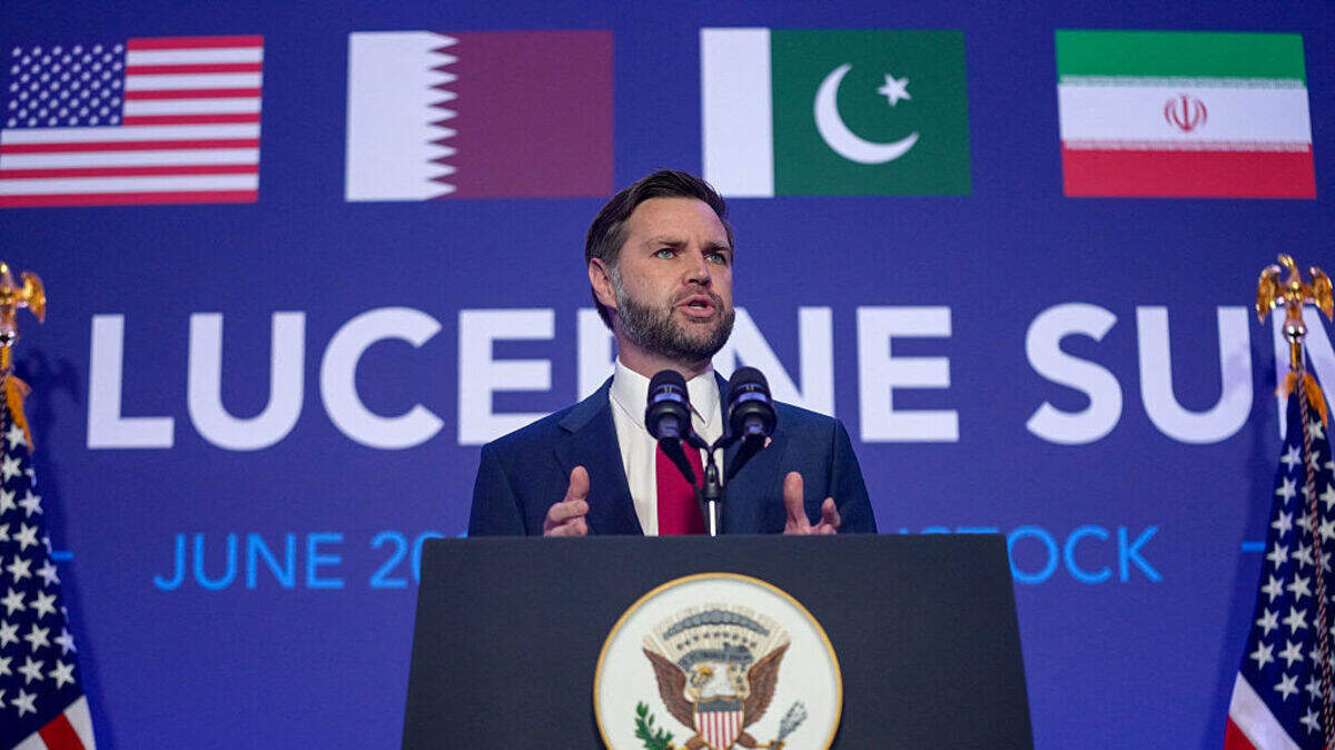 El vicepresidente de Estados Unidos, JD Vance, habla con los medios de comunicación después de que Estados Unidos e Irán mantuvieran conversaciones de alto nivel destinadas a avanzar en un acuerdo para poner fin al conflicto en Oriente Medio, durante la Cumbre del Lago de Lucerna, cerca del lago de Lucerna, Suiza, el lunes 22 de junio de 2026.
