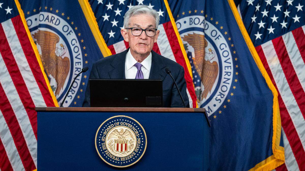 “La inflación ha disminuido durante el último año, pero sigue por encima de nuestro objetivo de largo plazo del 2%”, dijo el presidente de la Reserva Federal, Jerome Powell, durante una conferencia de prensa el miércoles 13 de diciembre de 2023, en Washington, D.C.
