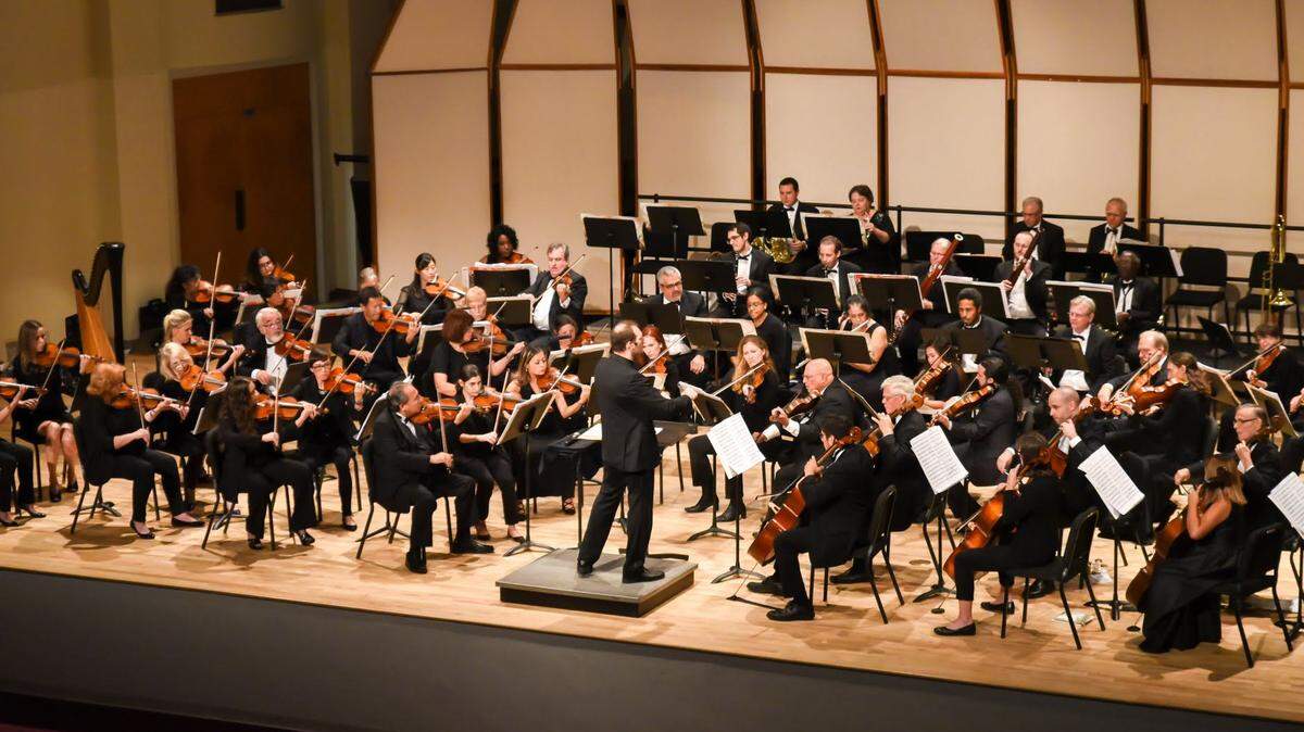 Alhambra Orchestra, dirigida por Daniel Andai.