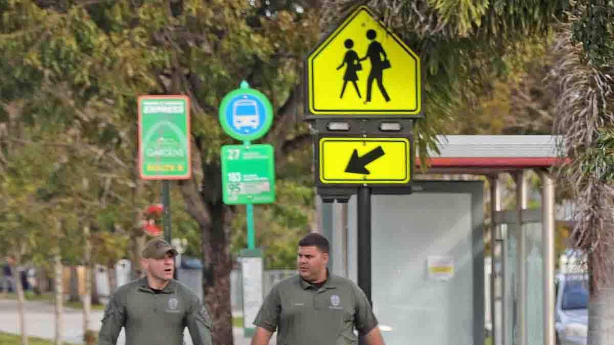 Perros de la policía de Miami Gardens buscan cartuchos de bala en una calle frente a la secundaria Miami Carol City Senior High, luego de un tiroteo donde un estudiante se lastimó cuando se lanzó al suelo para refugiarse de las balas, el miércoles 10 de febrero. 