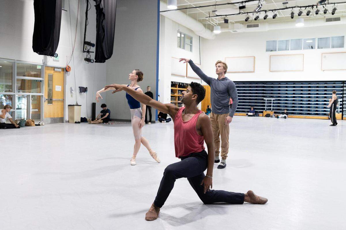 Samantha Hope Galler y Chase Swatosh ensayan “Pictures at an Exhibition” con Amar Ramasar (al frente), que interpretó uno de los papeles principales del ballet en su estreno mundial con el New York City Ballet.