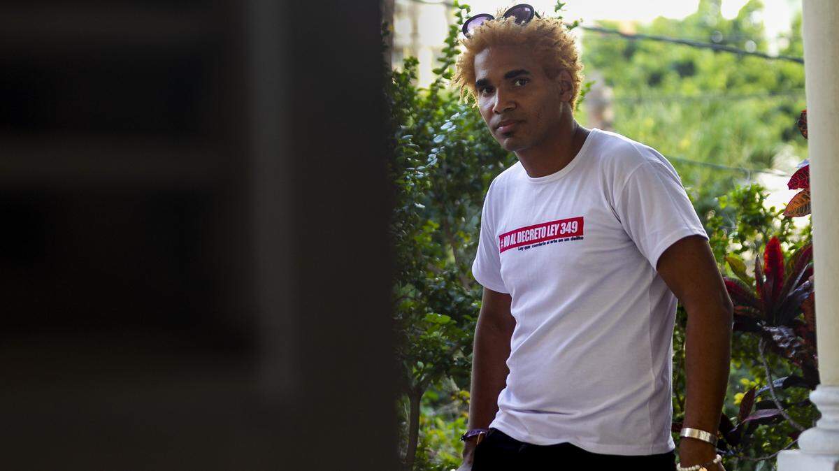 El artista Luis Manuel Otero Alcántara, uno de los que han criticado el Decreto 349, fotografiado en noviembre del 2018. Otero Alcántara fue arrestado el 4 de abril en La Habana.