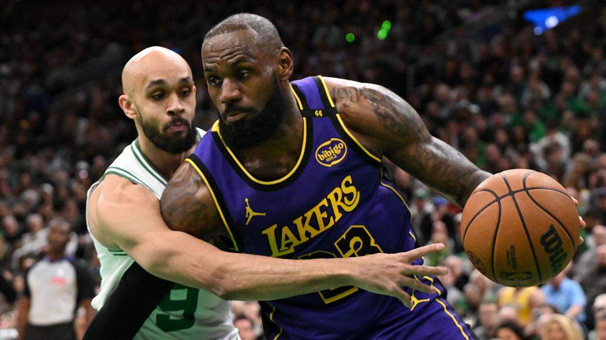 El astro de los Lakers de Los Angeles LeBron James (der.) trata de pasar la marca de Derrick White, de los Celtics, en el partido celebrado el 8 de marzo de 2025 en Boston. 