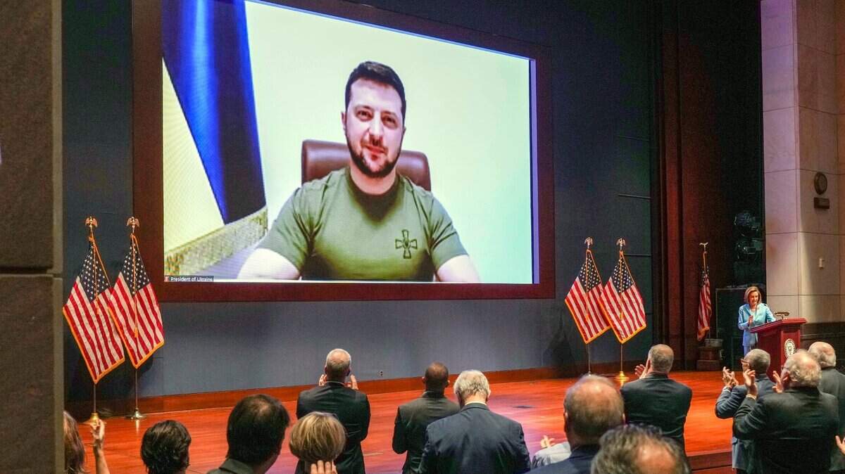 Miembros del Congreso de EEUU aplauden de pie al presidente de Ucrania, Volodymyr Zelensky, antes de que se dirigiera a ellos a través de una conferencia virtual.