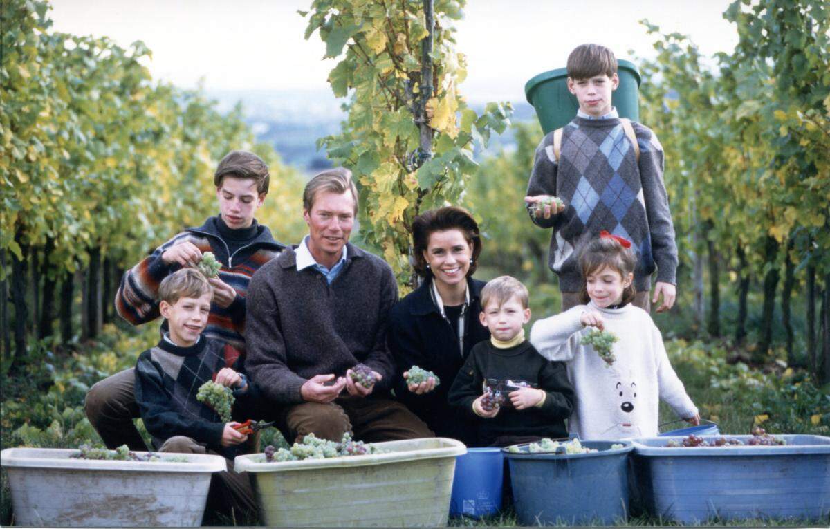 La familia gran ducal reunida por las vendimias en 1996.