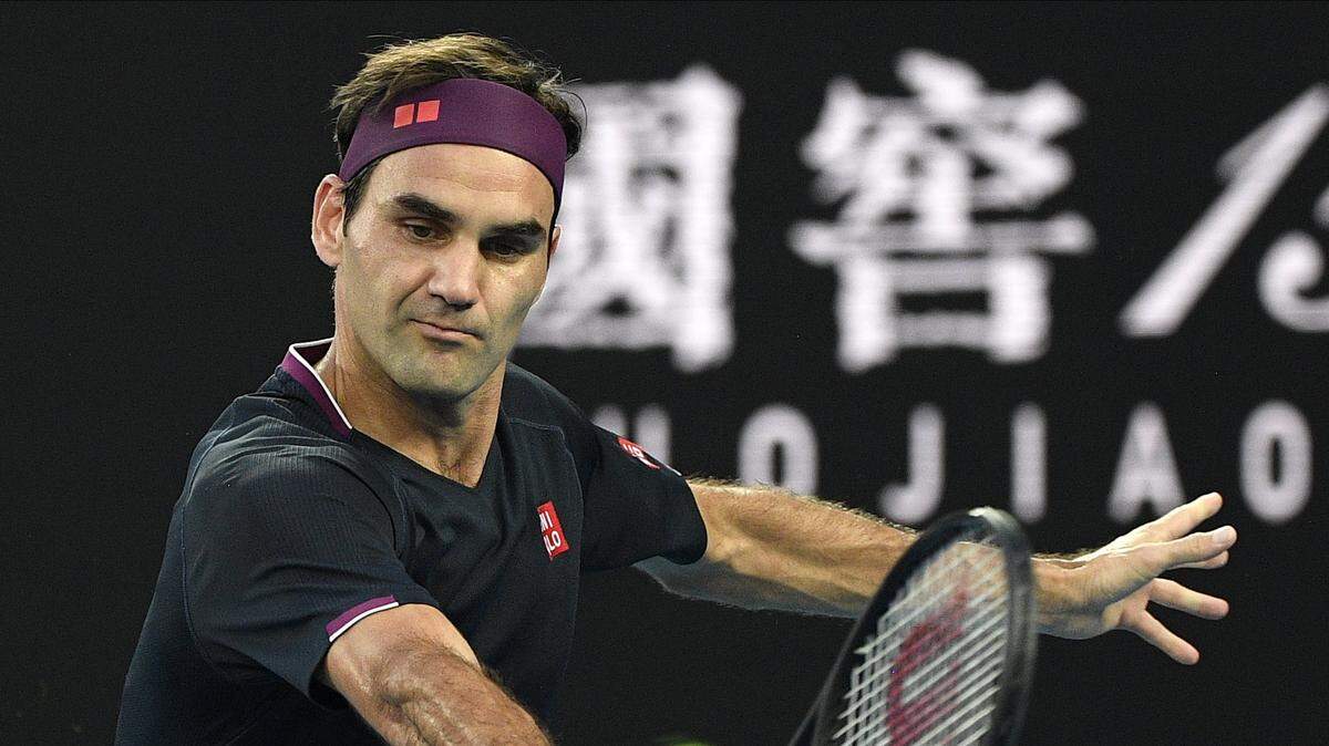 Roger Federer devuelve la pelota en el partido contra Novak Djokovic en la semifinal del Abierto de Australia, el 30 de enero de 2020.