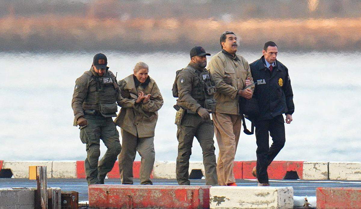 Nicolás Maduro y su esposa, Cilia Flores, son vistos esposados tras aterrizar en un helipuerto de Manhattan, escoltados por agentes federales fuertemente armados, mientras suben a un vehículo blindado en dirección a un tribunal federal en Manhattan el 5 de enero de 2026 en la ciudad de Nueva York