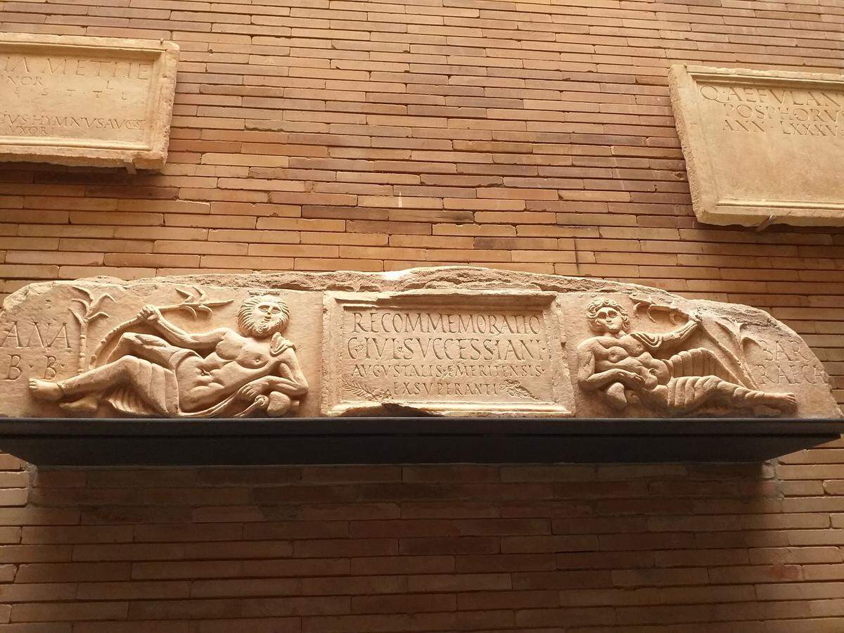 Dintel de los Ríos, representa los ríos Ana y Barraeca, los actuales Guadiana y Albarregas de la ciudad de Mérida. Encontrado en la Casa del Anfiteatro S III d.C.